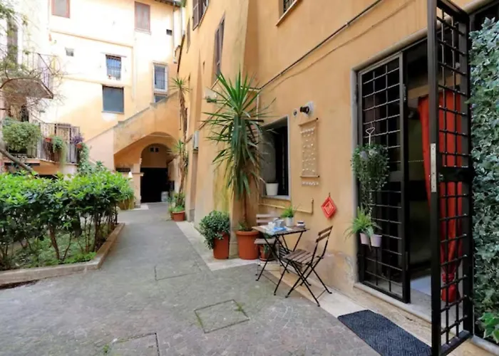 The Burgundy Nest Campo De' Fiori Apartment
